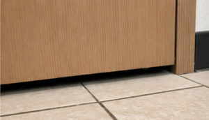 Read more about the article Kenapa Suara Kamar Sebelah Terdengar? Ini Penjelasan Teknis + Solusi yang Bisa Dilakukan